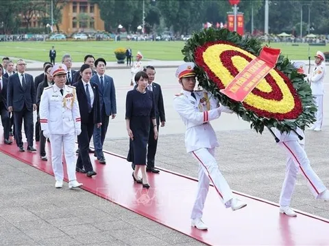 Thủ tướng Nhật Bản Takaichi Sanae vào Lăng viếng Chủ tịch Hồ Chí Minh