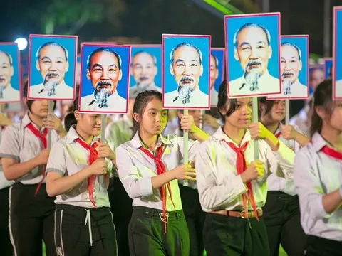 Ánh sáng Hồ Chí Minh soi đường cho chúng ta đi