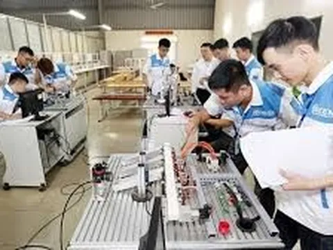 Học sinh vừa học văn hóa vừa học nghề, có được hỗ trợ hoặc miễn học phí toàn phần không?