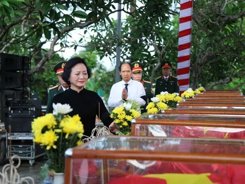 Đón 80 hài cốt liệt sĩ quân tình nguyện, chuyên gia Việt Nam hy sinh trên đất Lào trở về đất mẹ