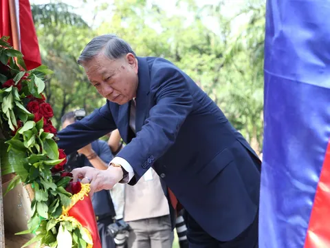 Tổng Bí thư, Chủ tịch nước Tô Lâm dâng hoa tưởng niệm Chủ tịch Hồ Chí Minh và gặp gỡ cộng đồng người Việt tại Philippines