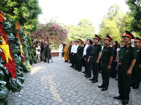 Phó Thủ tướng Phạm Thị Thanh Trà dâng hương tưởng niệm các anh hùng liệt sĩ tại Công viên Lê Thị Riêng
