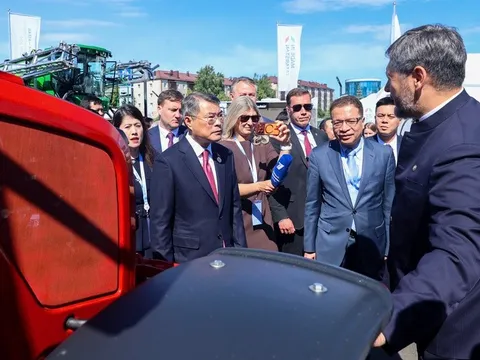 Thủ tướng Lê Minh Hưng thăm triển lãm tiềm lực công nghiệp, công nghệ cao và xuất khẩu của Tatarstan, Liên bang Nga