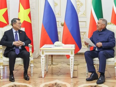 Thủ tướng Lê Minh Hưng gặp người đứng đầu Cộng hòa Tatarstan Rustam Minnikhanov, Liên bang Nga