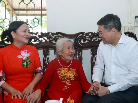Thủ tướng dâng hương tưởng niệm các Anh hùng liệt sĩ và tặng quà gia đình có công với cách mạng tại Lào Cai