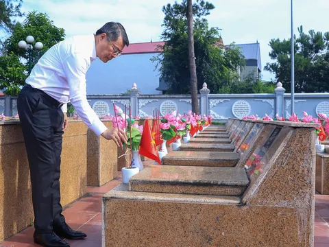 Thủ tướng Lê Minh Hưng dâng hương tưởng niệm các Anh hùng liệt sĩ và tặng quà người có công tại Lạng Sơn