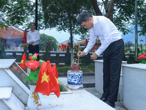 Thủ tướng Lê Minh Hưng dâng hương tại Nghĩa trang liệt sĩ quốc gia Vị Xuyên