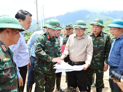 Phó Thủ tướng Hồ Quốc Dũng kiểm tra công tác khắc phục hậu quả lũ quét tại xã Mường Than