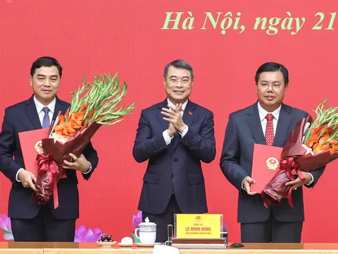 Thủ tướng trao quyết định giao Quyền Bộ trưởng Bộ Nội vụ và bổ nhiệm Thứ trưởng Thường trực Bộ Dân tộc và Tôn giáo