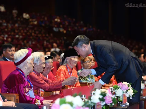 Thủ tướng Lê Minh Hưng: Sự hy sinh của các thế hệ cha anh sẽ mãi mãi được khắc ghi trong lòng dân tộc