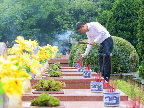 Thủ tướng Lê Minh Hưng tưởng niệm Chủ tịch Hồ Chí Minh, Đại tướng Võ Nguyên Giáp và các Anh hùng liệt sĩ tại Điện Biên Phủ