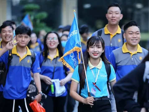Hướng dẫn viên du lịch quốc tế phải đáp ứng yêu cầu văn bằng ngoại ngữ như thế nào?