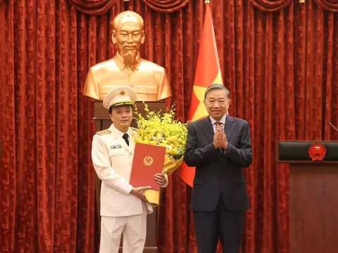 Trao quyết định thăng quân hàm Thượng tướng cho đồng chí Đặng Hồng Đức