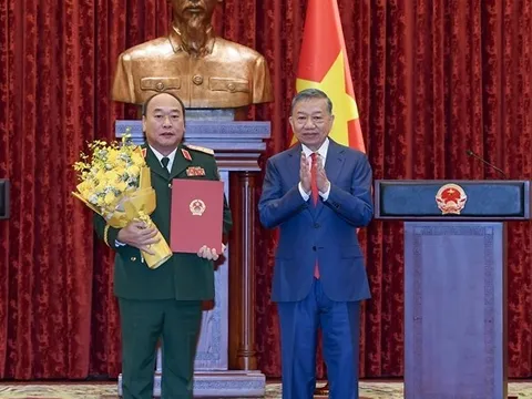 Tổng Bí thư, Chủ tịch nước Tô Lâm trao quyết định thăng quân hàm Thượng tướng đối với đồng chí Lê Quang Đạo