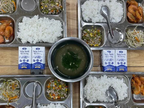Thủ tướng yêu cầu công khai bữa ăn học sinh hằng ngày