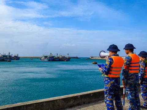 Bộ đội Trường Sa dốc toàn lực hỗ trợ ngư dân tránh trú bão số 15 (Koto)