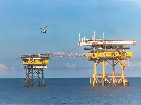 Giữa tâm bão, người lính không rời biển