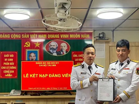 Thiêng liêng Lễ kết nạp Đảng viên mới giữa trùng khơi