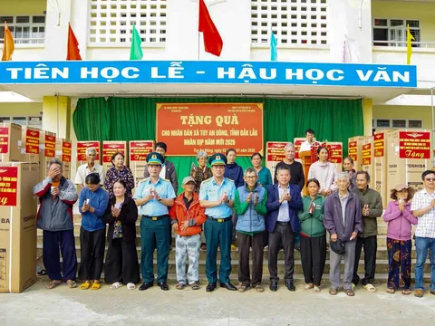 Nghĩa tình Sư đoàn 372 với nhân dân vùng lũ những ngày đầu năm 2026