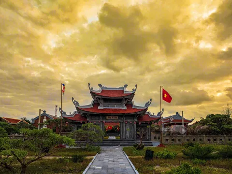 Tiếng chuông giữa sóng