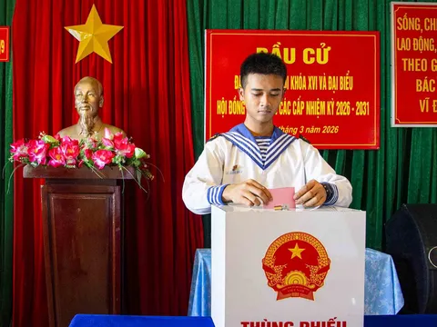 Mang lá phiếu đến với cử tri nơi đầu sóng