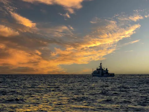 Bữa cơm “rượt đuổi” cùng sóng