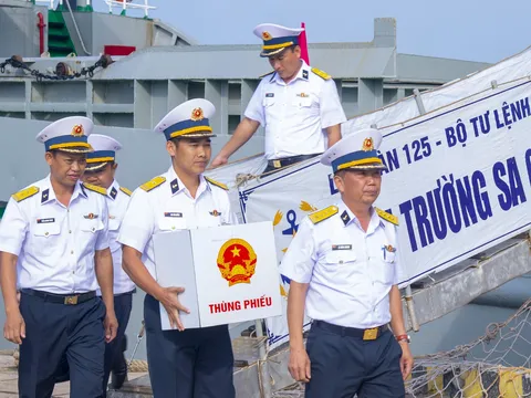 Đón Tổ bầu cử sớm trên biển: Hơn 600 lá phiếu từ thềm lục địa phía Nam cập bến an toàn