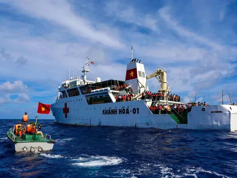 Năm mùa hoa trên sóng