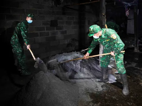 Ấm lại những nếp nhà biên viễn