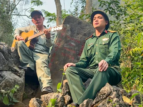 Tiếng hát tạc vào mốc thiêng