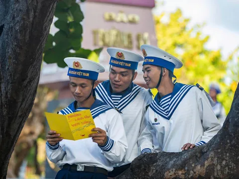 Giờ chào cờ đặc biệt hướng về Trường Sa