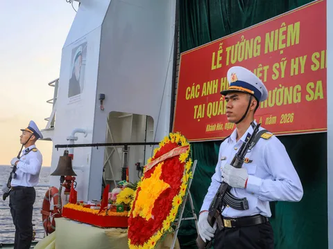 Nằm lại giữa trùng khơi, hóa thành cột mốc sống