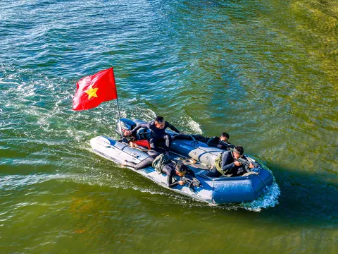 Phát huy truyền thống anh hùng xây dựng quân chủng chính quy, hiện đại, hoàn thành xuất sắc nhiệm vụ được giao