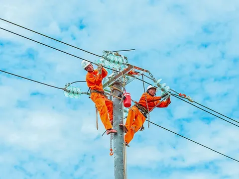 Đội nắng giữ dòng điện xuyên miền Trung