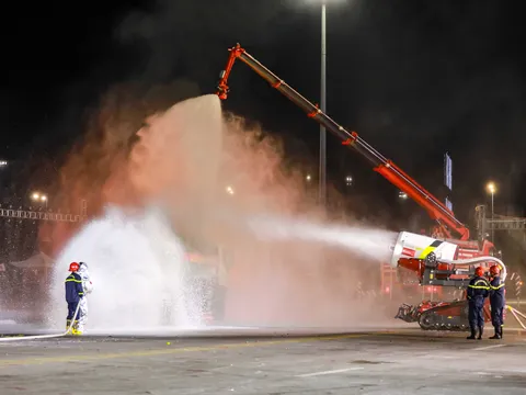 Thực binh đột phá "biển lửa" của Cảnh sát PCCC và CNCH
