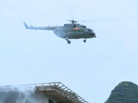 Trung đoàn KQ 916 huấn luyện cứu hộ y tế bằng trực thăng từ nóc nhà cao tầng