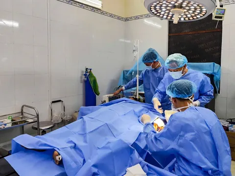 Cấp cứu thành công ngư dân dập nát bàn tay trên vùng biển Trường Sa