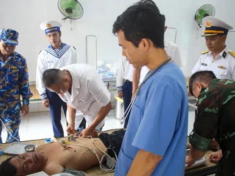 Quân y Song Tử Tây cứu thợ lặn nguy kịch giữa Trường Sa