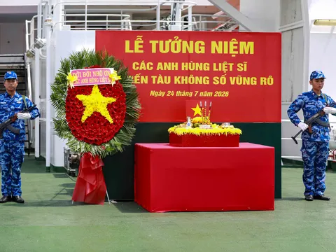 Đoàn công tác Cảnh sát biển dâng hương, thả hoa tri ân các Anh hùng Liệt sĩ