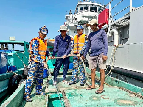 Tình quân dân giữa mùa hạn khát trên đảo tiền tiêu Hòn Chuối