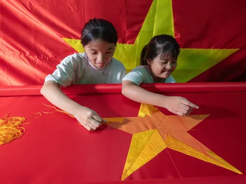 Những người giữ lửa nghề may Quốc kỳ