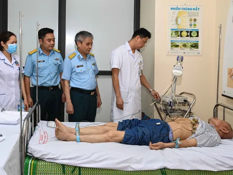 Thầy thuốc áo lính giữa lòng dân