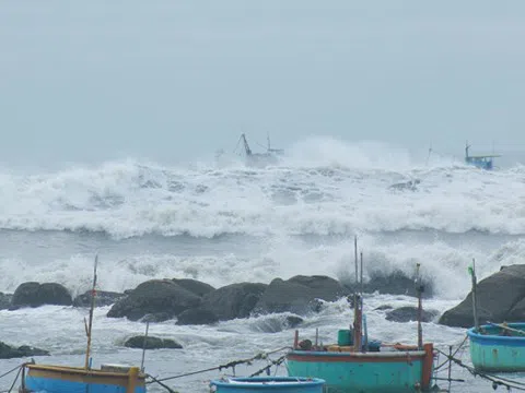 Bão Rai gây sóng lớn, nhấn chìm 5 tàu