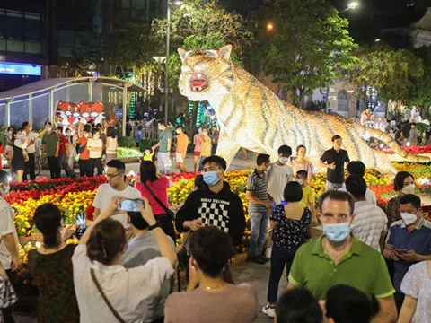 Gặp người 'thổi hồn' cho đường hoa Nguyễn Huệ