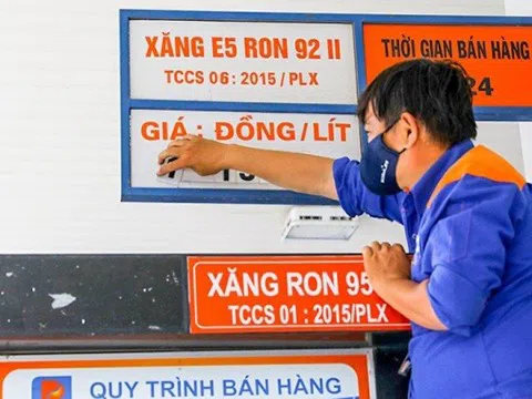 Giá xăng giảm hơn 800 đồng mỗi lít