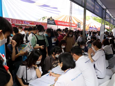 Hàng nghìn học sinh tham gia ngày hội tư vấn, hướng nghiệp lớn nhất miền Bắc