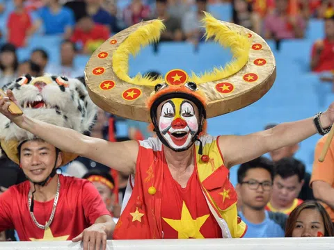 Gặp "cổ động viên số 1 Việt Nam" 20 năm làm mũ linh vật SEA Games: "Tôi đi dọc bờ hồ Hoàn Kiếm đến sân Hàng Đẫy, ai cũng ngước nhìn"