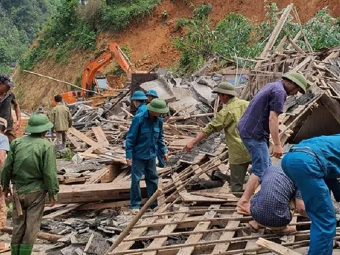 Sạt lở taluy vùi lấp 3 nhà dân tại Yên Bái