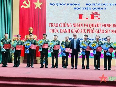 Học viện Quân y trao chứng nhận và quyết định cho 12 phó giáo sư