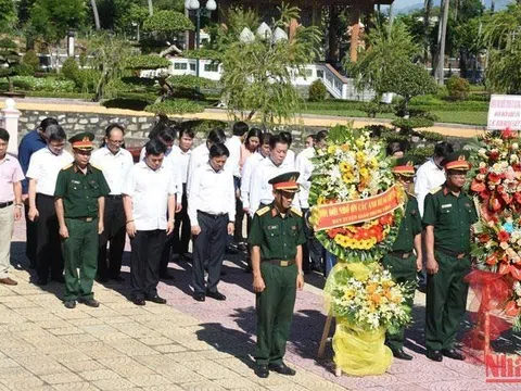 Đồng chí Nguyễn Trọng Nghĩa dâng hương tại Nghĩa trang Liệt sĩ Điện Bàn